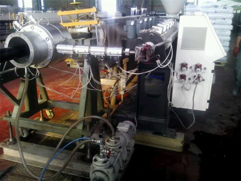 Stroj na vytlačování trubek z HDPE PP (3)